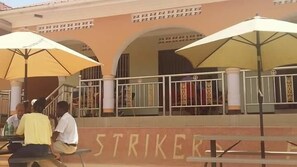 Se sirven desayunos, almuerzos, cenas y cocina local e internacional