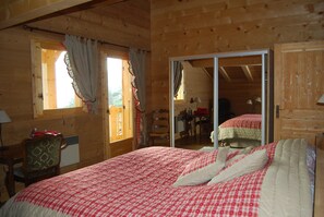 4 chambres, coffres-forts dans les chambres, fer et planche à repasser