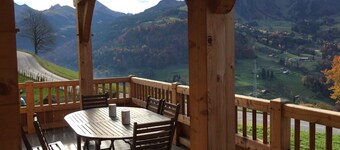 Spacious 4 * chalet with mountain views, jacuzzi and sauna, terrace