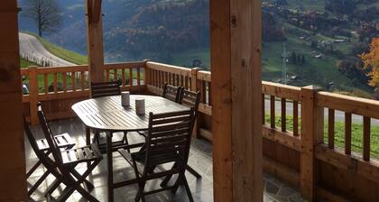 Tilava 4 * chalet, josta on näköala vuorille, poreallas ja sauna, terassi