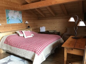4 chambres, coffres-forts dans les chambres, fer et planche à repasser