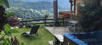 Spacious 4 * chalet with mountain views, jacuzzi and sauna, terrace