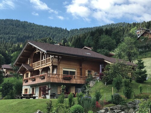 Spacious 4 * chalet with mountain views, jacuzzi and sauna, terrace