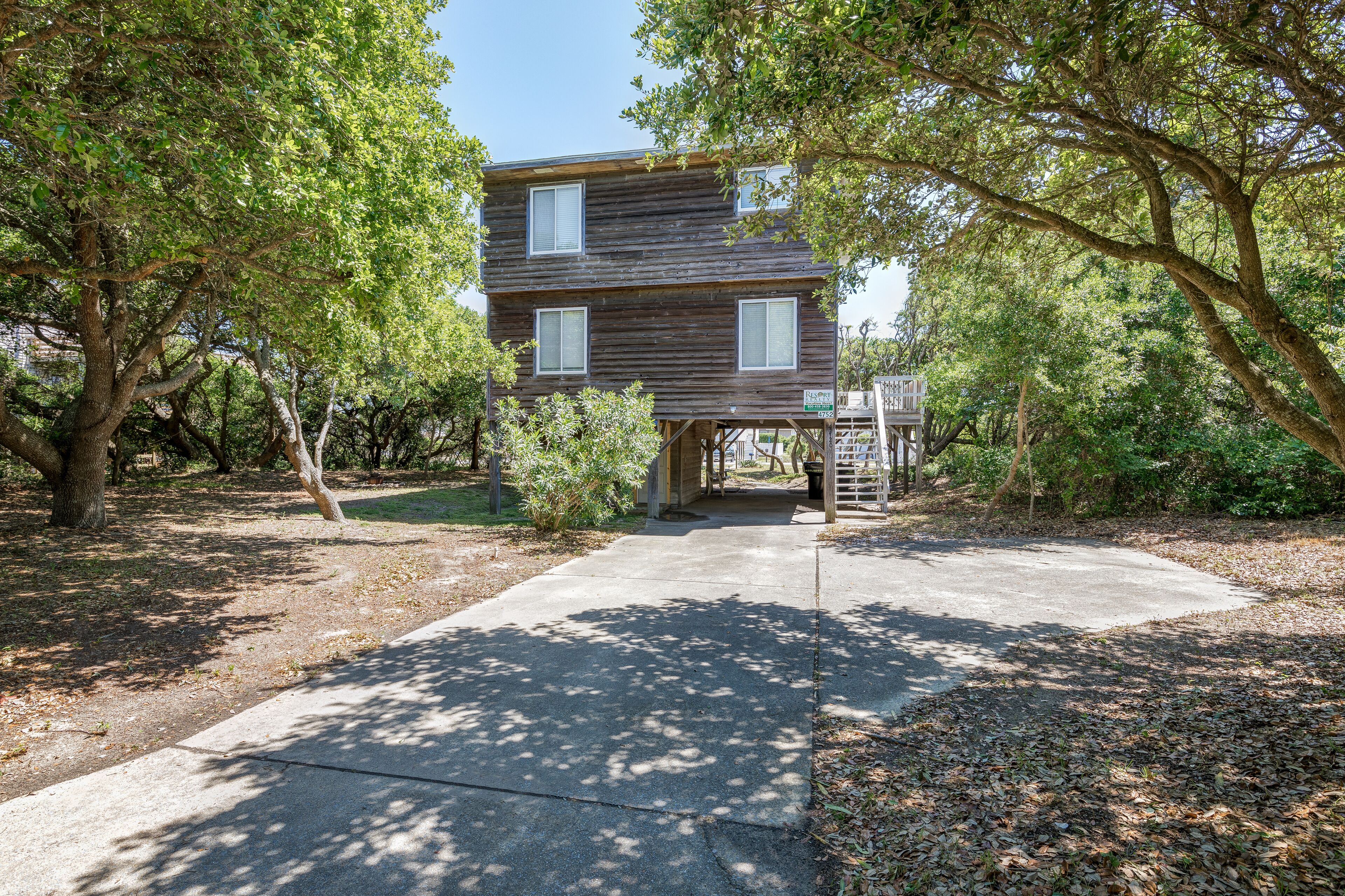 Cute, cozy Kitty Hawk cottage with ocean views, charcoal grill, fish cleaning table, WiFi, and more