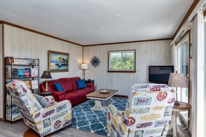TV, DVD player, books, video library - 4752- Canopy Retreat, Cute, cozy Kitty Hawk cottage with ocean views, (Kitty Hawk)