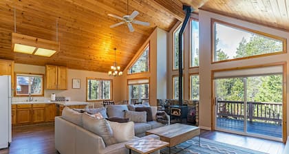 Adorable Dog Friendly Home in Lower Tahoe Donner, Close to Skiing w/ HOA Gym & Hot Tub Access!