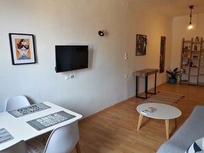 TV, books - Isminis apartment, Corfu old town (Corfu)