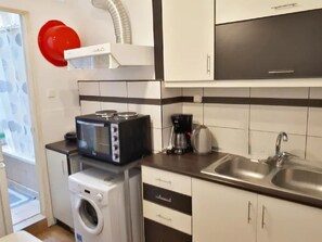 Réfrigérateur, four, cafetière/bouilloire, grille-pain