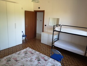 2 sovrum, strykjärn/strykbräda och sängkläder