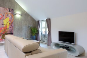 Smart TV, DVD player, books, stereo - (107) Beautiful Stable Cottage in Landmark Grade II Listed Georgian House -  (Nailsworth)