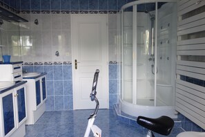 Dusche, umweltfreundliche Kosmetikartikel, Haartrockner, Bidet