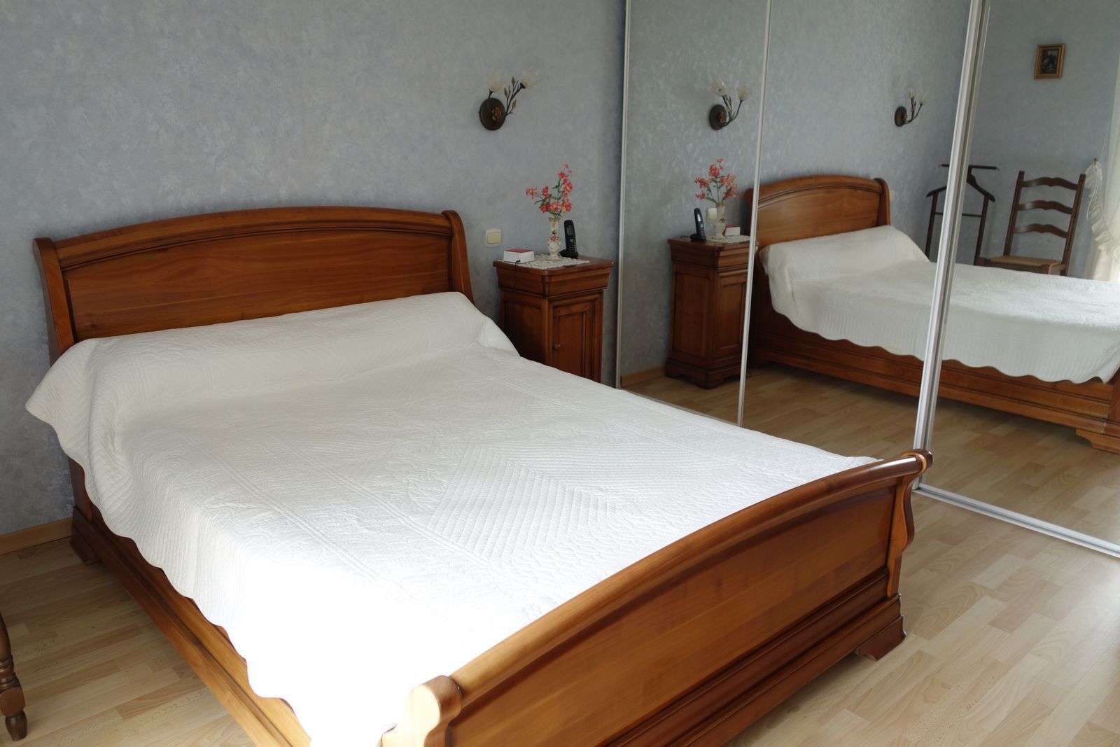 3 slaapkamers, een bureau, een strijkplank/strijkijzer, reisbedje