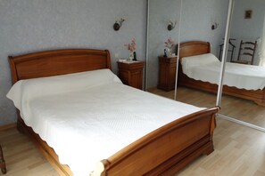 3 slaapkamers, een bureau, een strijkplank/strijkijzer, reisbedje