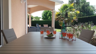 Large 4* villa with heated pool on the Bay of Arcachon