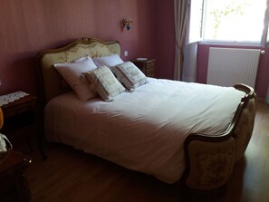 3 bedrooms, desk, iron/ironing board, travel crib