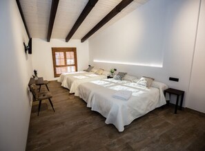 6 bedrooms, desk, iron/ironing board, travel crib