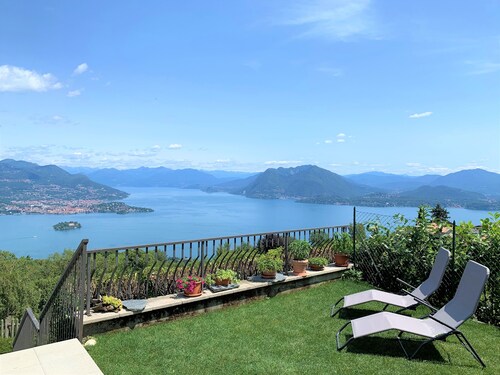 Chalet confortable, entouré par la nature avec une vue unique sur le lac Majeur