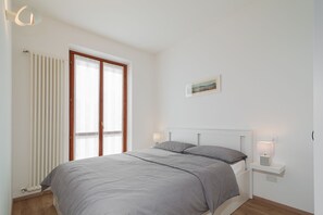 2 quartos, ferros/tábuas de passar roupa, berço de viagem