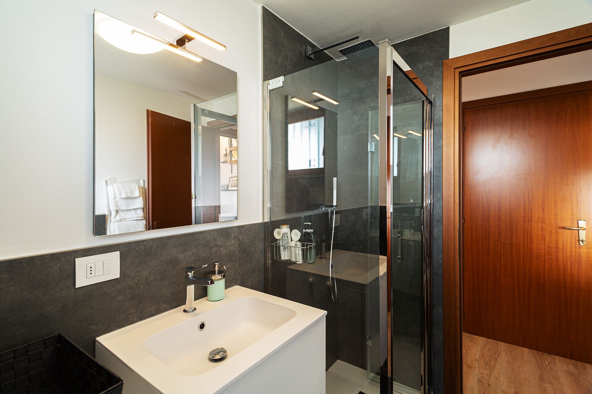 Dusche, Haartrockner, Bidet, Handtücher