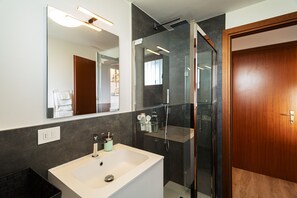 Shower, hair dryer, bidet, towels - Breathtaking View over the Lake, Charming House surrounded by Nature (Levo di Stresa)