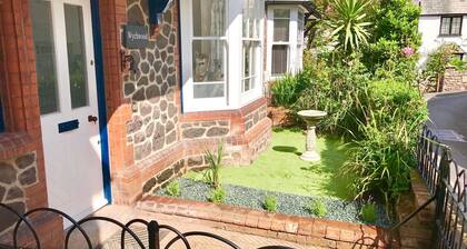 Delightful 4 bedroom detached cottage in the centre of Porlock Village