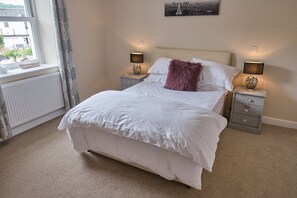 4 bedrooms, iron/ironing board, travel cot, free WiFi - Delightful 4 bedroom detached cottage in the centre of Porlock Village (Porlock)