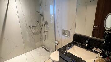 Suite Junior, 1 grand lit | Salle de bain | Articles de toilette gratuits, sèche-cheveux, chaussons