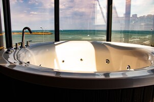 Deluxe Suite, 1 Queen Bed, Jetted Tub | Jetted tub