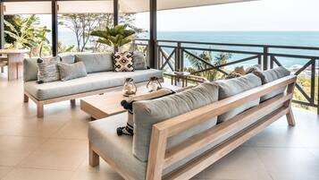 Smart-tv, bøger, stereoanlæg