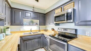 Fridge, microwave, stovetop, dishwasher