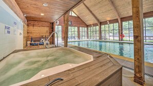 Ein Holzinnenraum mit Whirlpool und Pool.