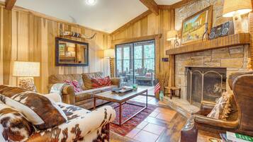 TV, fireplace, DVD player, books