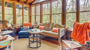 TV, fireplace, DVD player, books