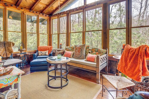 Access to Lake & Pool! Sapphire Resort Retreat