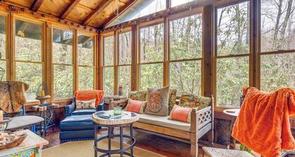Access to Lake & Pool! Sapphire Resort Retreat