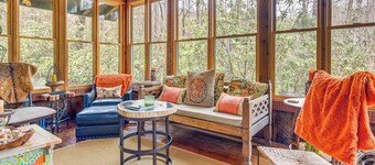¡NUEVO! Casa con encanto ~ 4 millas a Sapphire Valley Resort