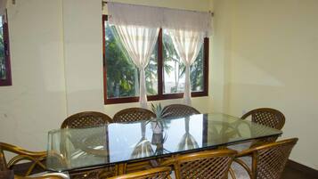 Superior Penthouse, Ocean View with Terrace and 2 Balconies | In-room dining