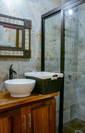 Superior Penthouse, Ocean View with Terrace and 2 Balconies | Bathroom | Shower, towels, soap, toilet paper - Verde Luna (San Francisco)