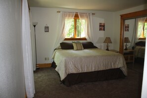 6 bedrooms, desk, free WiFi, bed sheets