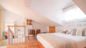 Una camera da letto con un letto grande, una scrivania e una libreria.