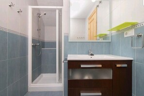Een douche, een haardroger, een bidet, handdoeken