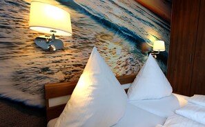 2 عدّة غرف نوم وخزنة داخل الغرفة ومكواة/لوح كي وسرير سفر