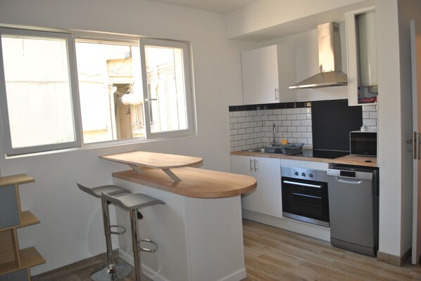 Réfrigérateur, micro-ondes, four, plaque de cuisson