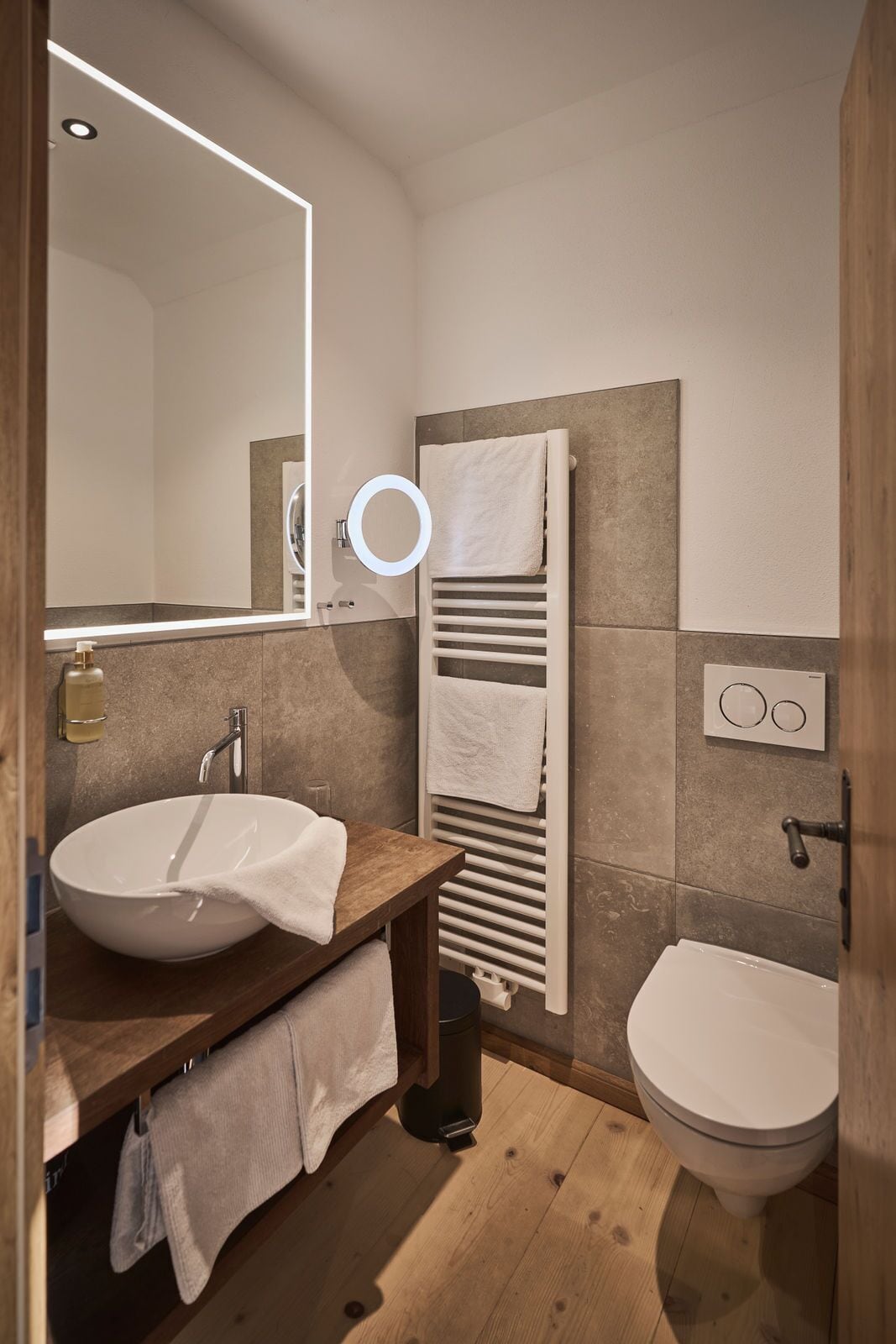 standard room | bathroom | eco-friendly toiletries, hair dryer, towels