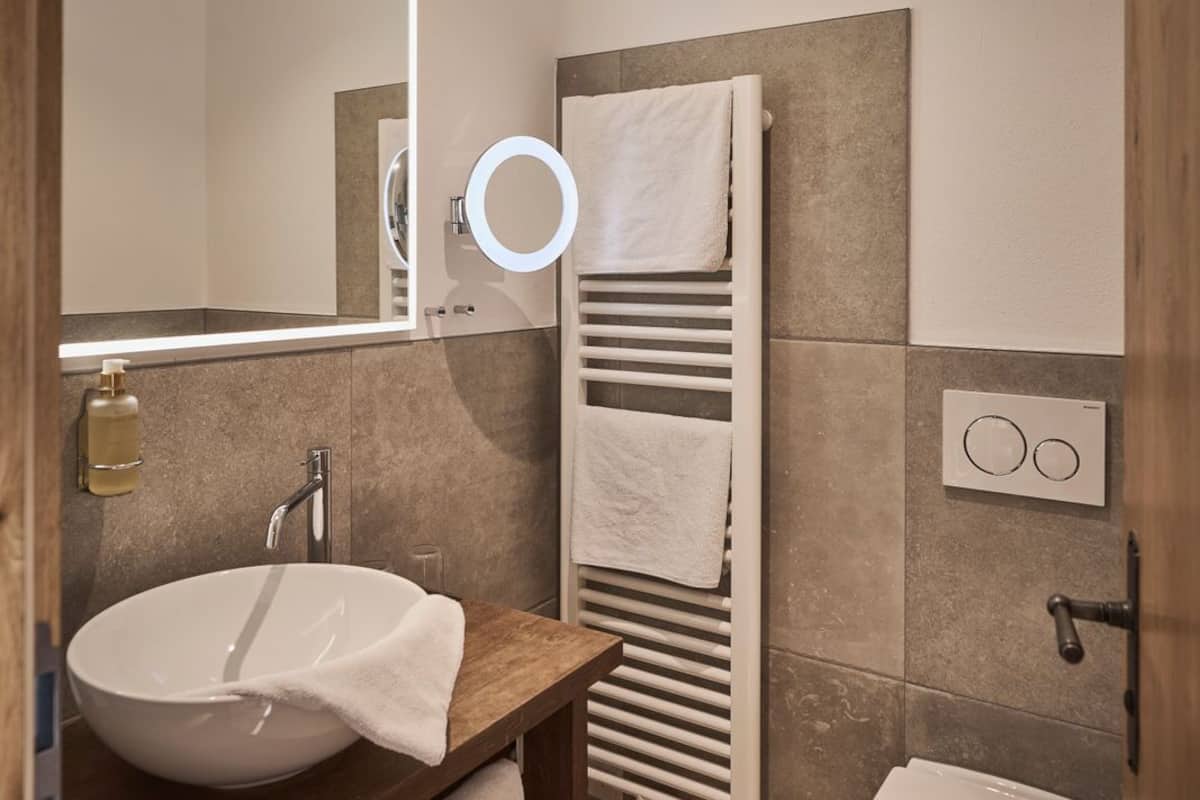 standard room | bathroom | eco-friendly toiletries, hair dryer, towels