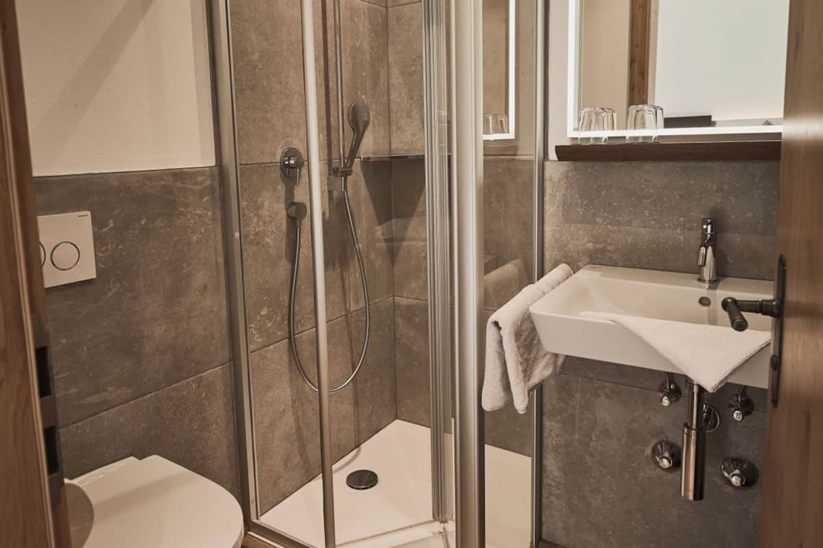 economy room | bathroom | eco-friendly toiletries, hair dryer, towels