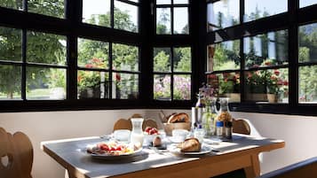 Free daily full breakfast