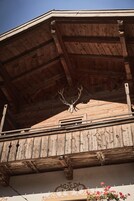 住宿正面 - 傍晚/夜晚