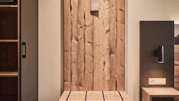 Deluxe Room | Hypo-allergenic bedding, in-room safe, desk, blackout drapes