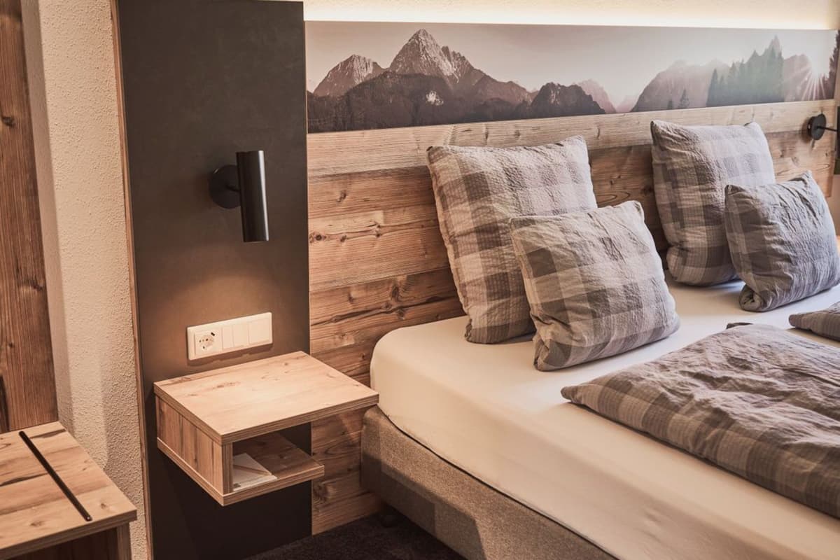 deluxe room | 1 bedroom, hypo-allergenic bedding, in-room safe, desk